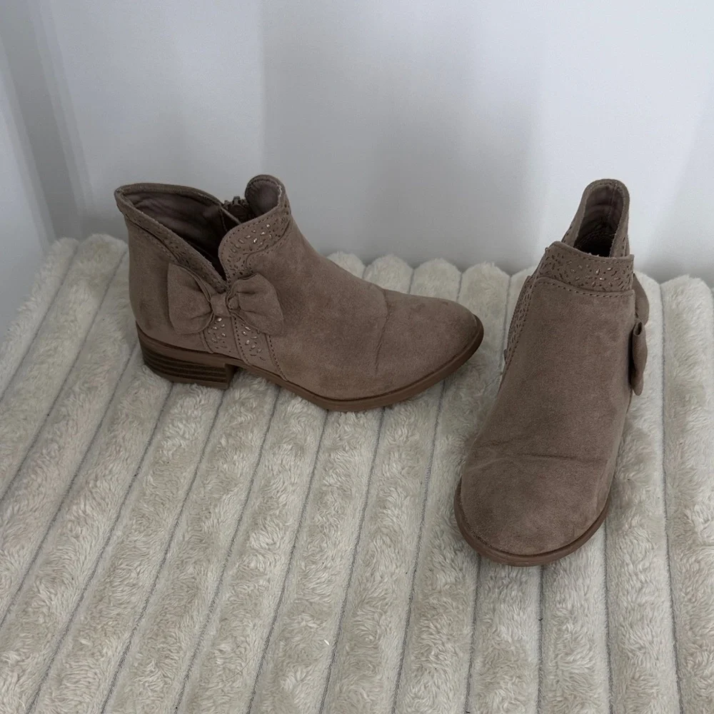 SO Taupe Suede Bow Ankle Boots - girls size 13